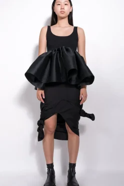 BLACK SLEEVELESS PUFF HEM TOP