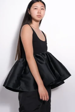 BLACK SLEEVELESS PUFF HEM TOP