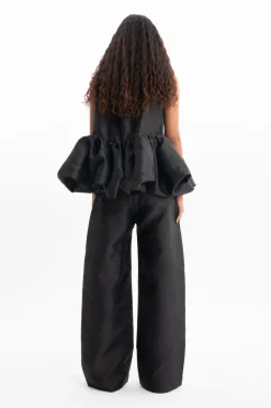 BLACK SLEEVELESS PUFF HEM TOP