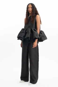 BLACK SLEEVELESS PUFF HEM TOP