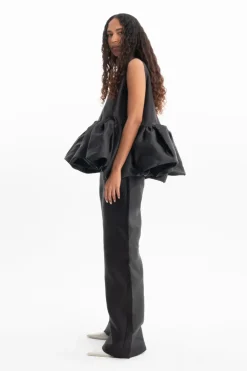 BLACK SLEEVELESS PUFF HEM TOP