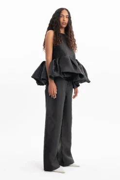 BLACK SLEEVELESS PUFF HEM TOP