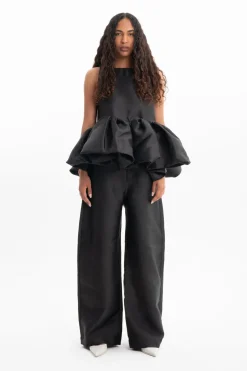 BLACK SLEEVELESS PUFF HEM TOP
