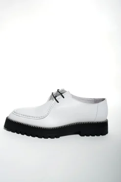 WHITE BROGUE W/ BLANKET STITCH