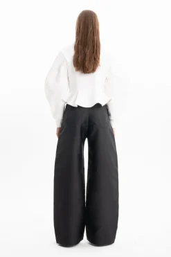 WHITE FRILL HEM SWEATSHIRT