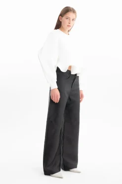 WHITE FRILL HEM SWEATSHIRT
